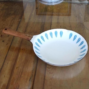 Vintage Cathrineholm geëmailleerd servies | MCM Scandinavisch geëmailleerd kookgerei | Blauw op witte lotus design emaille koekenpan, Grete Prytz Kittlesen