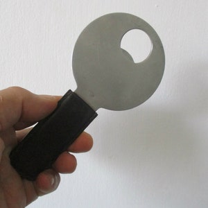 Carl Auböck flesopener 4990 roestvrij staal Zwart leren handvat, vintage flesopener, vintage Carl Auböck.