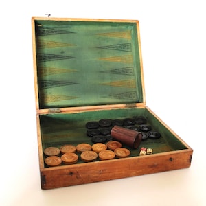 Backgammon-spel i trä, antikt backgammonset, gamla brädspel, spelrumsinredning, present till backgammonspelare.