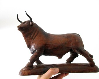 木製の雄牛の像。スペインの雄牛の像、株式市場の雄牛、闘牛士の像