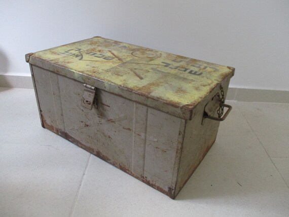 old WWII vintage olive drab US Army foot locker trunk or chest