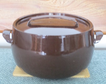 Brauner Emaille Suppentopf mit Deckel. Skandinavisches Kochgeschirr. Mid-Century Modern Kitchenware, Arabia Wärtsilä Finel, Finland Geschirr .