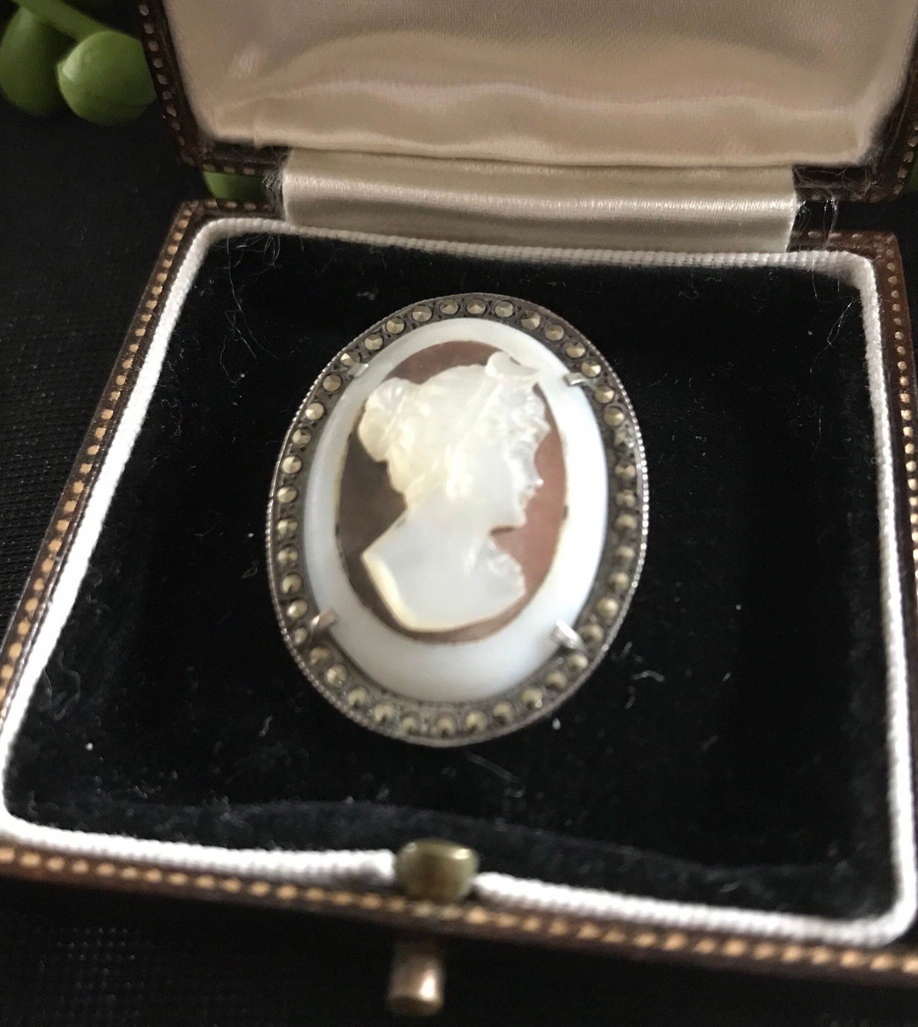 ヴィンテージシルバーブローチ - セルロイドカメオ - 刻印800 - Etsy 日本