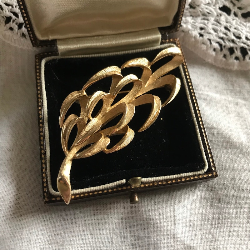 Broche Vintage Classique Dorée Signée Trifari - Élégance Française - Occasion En Bon état