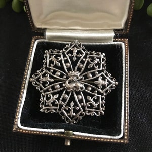Antique / vintage French brooch- silver tested - Fleur de lys design