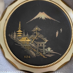 Polvera vintage "Kigu" de damasco, oro de 24 quilates, usada en la escena japonesa. Incluye caja original.