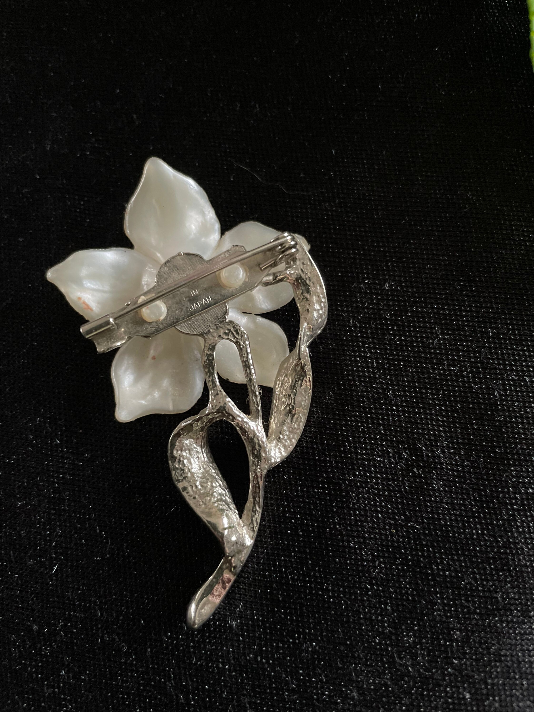 Broche Ancienne Vintage - Métal Ciselé Et Celluloid Avec Décor De Fleurs - Occasion Superbe