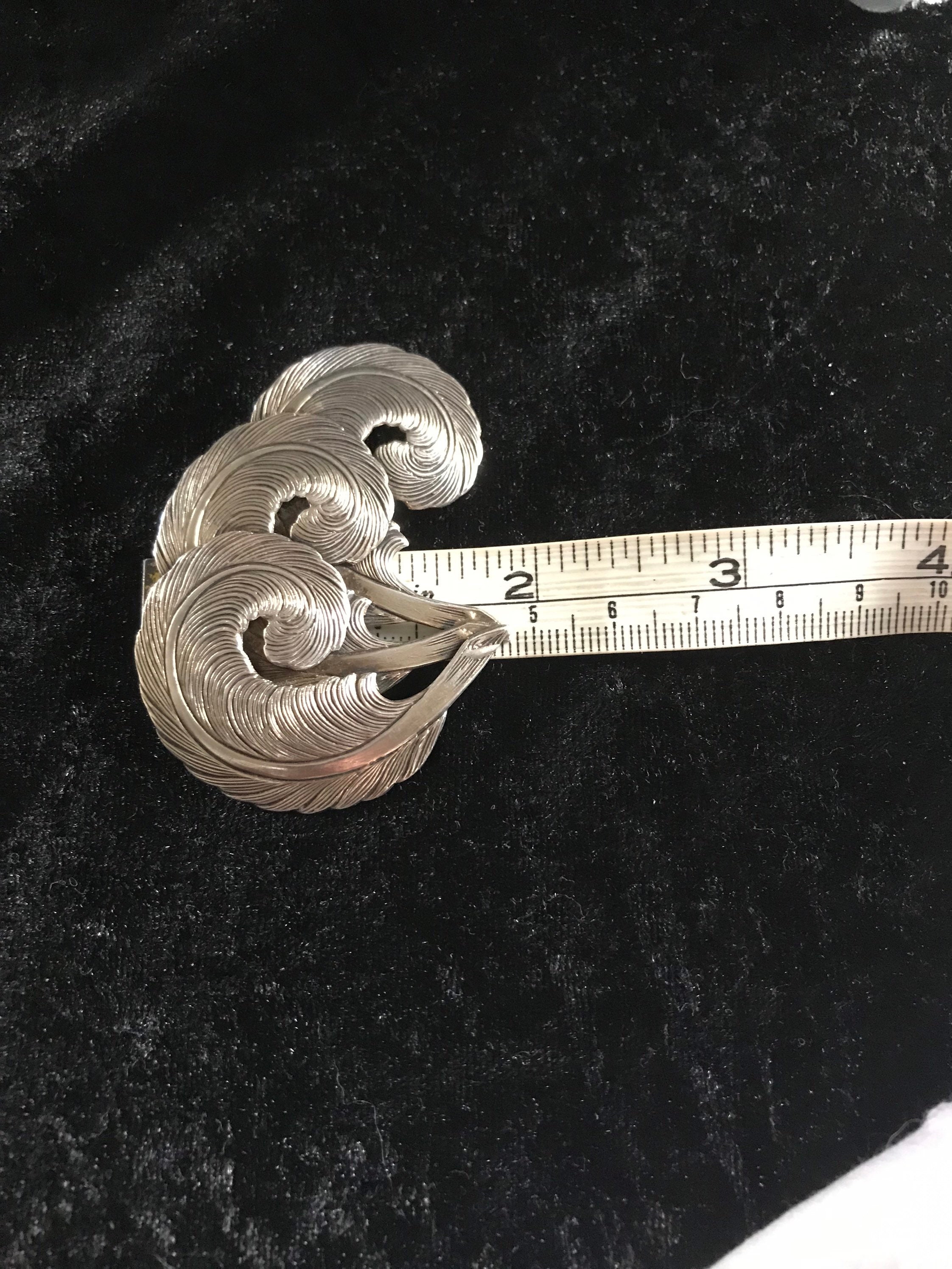 Broche en plumes d'autruche – Wardrobe Circus