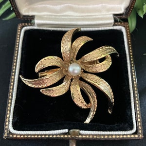 Vintage faux pearl brooch gold tone