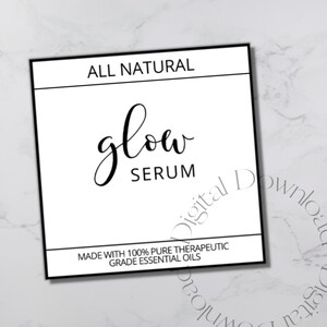 Könnte beinhalten: Ein weißes Etikett mit schwarzem Text, der "ALL NATURAL glow SERUM MADE WITH 100% PURE THERAPEUTIC GRADE ESSENTIAL OILS" lautet.