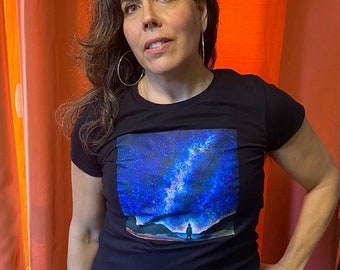 Starry Night By the Ocean Graphic T-Shirt, Milky Way Sky, Eine Silhouette, die den Nachthimmel betrachtet, T-Shirt aus 100% Baumwolle, magisch, himmlisch
