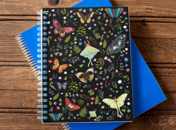  Cuaderno personalizado de mariposas pastel de 8.5 x 11  pulgadas, tapa blanda laminada brillante duradera, 120 páginas del papel  seleccionado, espiral de alambre blanco. Fabricado en los Estados :  Productos de Oficina