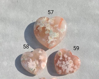 Corazón de ágata de flor rosa: cristal calmante de flor de cerezo