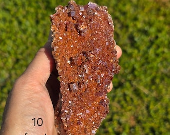 Ejemplar de vanadinita roja: cúmulo de cristal en bruto, piedra del elemento fuego