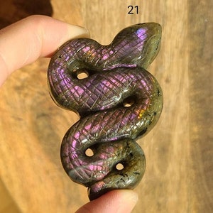 Serpent labradorite violet, serpent labradorite rose sculpté, cristal protecteur, cristal de fertilité, cristal de transformation, cristal de soins personnels