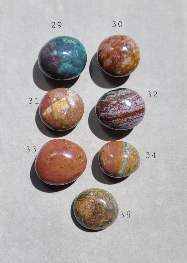 Pu&ograve; includere: Sette pietre lisce e levigate con vari motivi di rosso, marrone, verde e bianco. Le pietre sono numerate da 29 a 35.