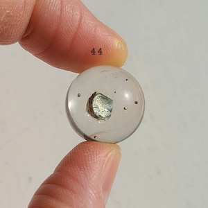 Mini sphère en quartz pyrite : boule de cristal galaxie, pierre de richesse