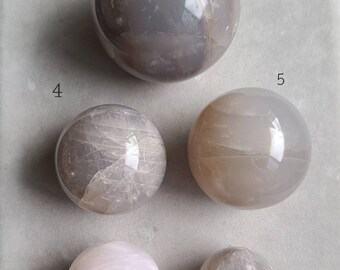 ブルーローズクォーツスフィア：心を落ち着かせるハートチャクラ