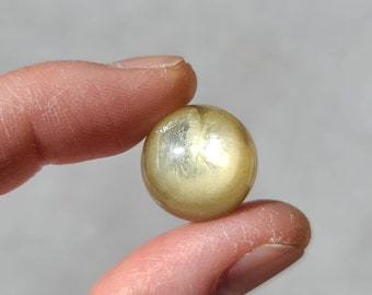 Mini sfera di lepidolite gialla: pietra tascabile calmante