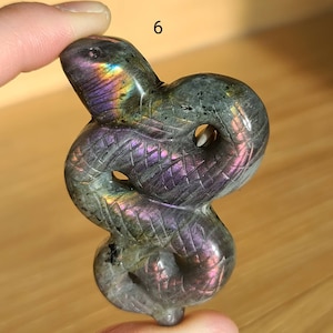 Serpent labradorite violet, serpent labradorite rose sculpté, cristal protecteur, cristal de fertilité, cristal de transformation, spectrolite jaune