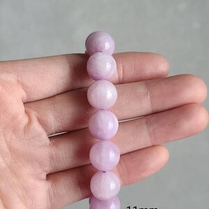 Peut inclure: Un bracelet compos&eacute; de perles de pierres pr&eacute;cieuses de couleur violet clair, chaque perle mesure environ 11 mm de diam&egrave;tre.