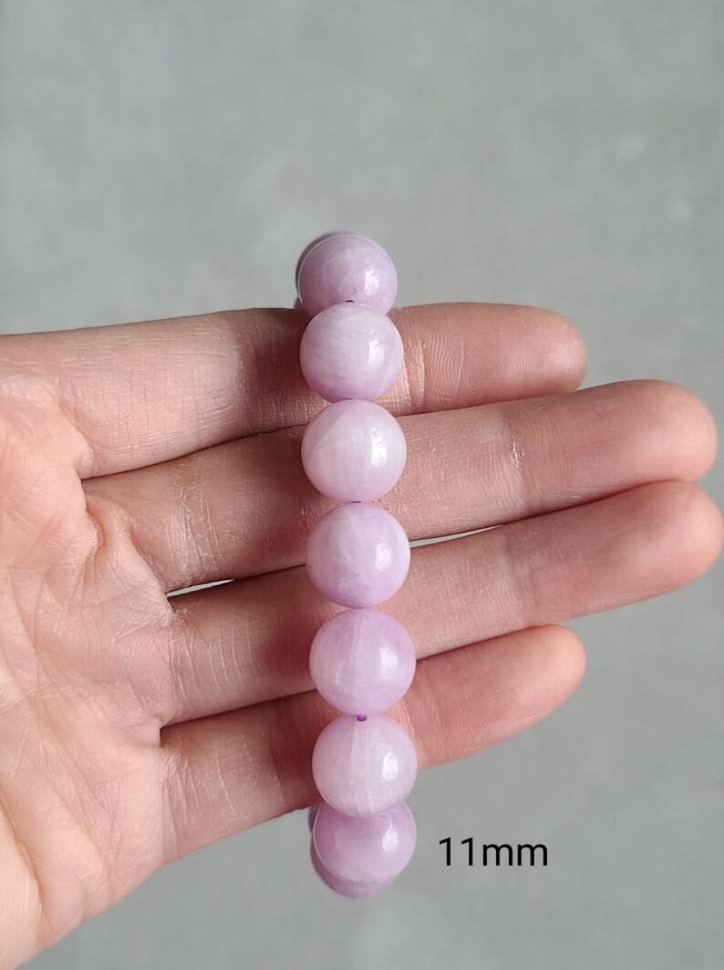 Peut inclure: Un bracelet compos&eacute; de perles de pierres pr&eacute;cieuses de couleur violet clair, chaque perle mesure environ 11 mm de diam&egrave;tre.