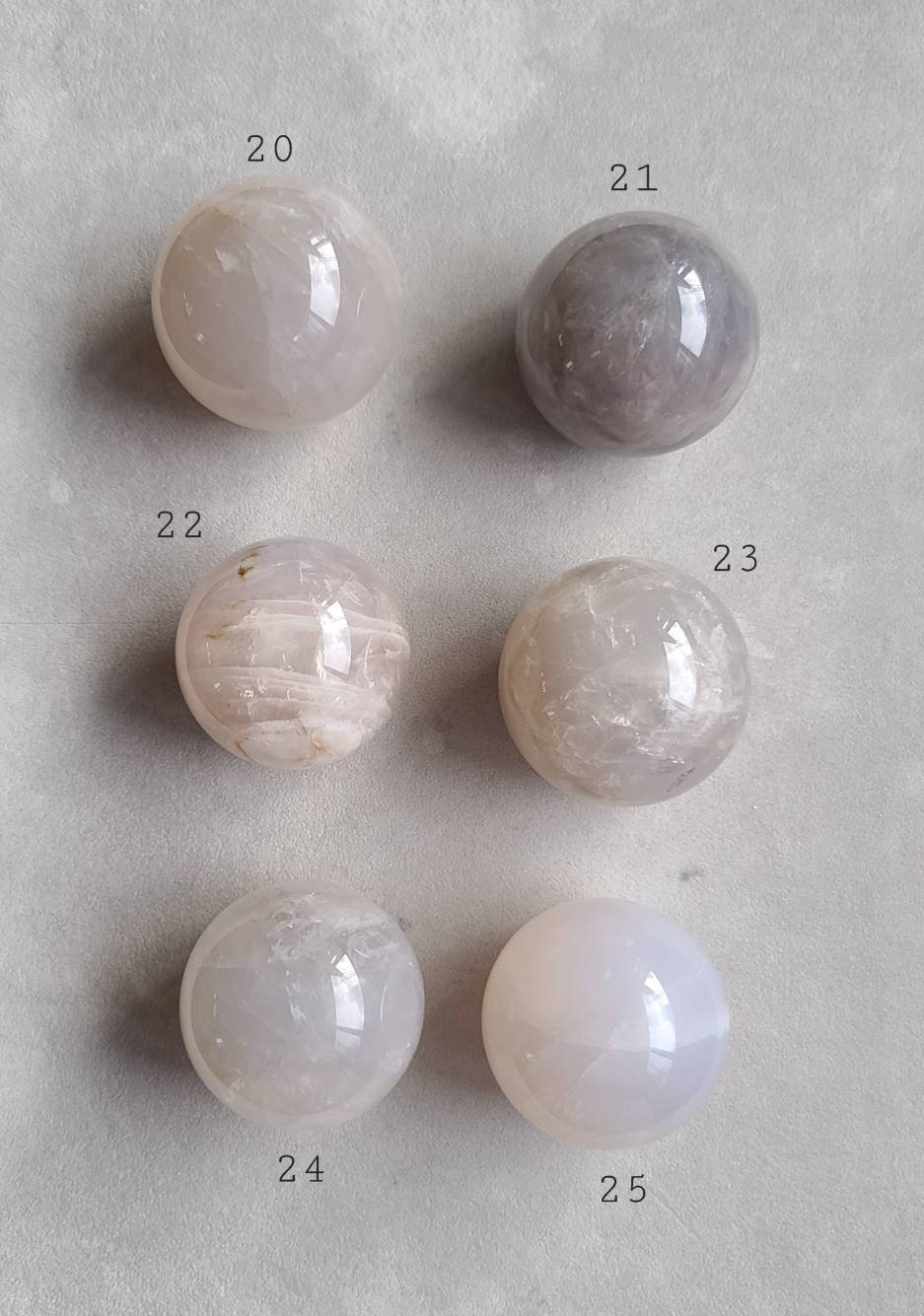 ブルーローズクォーツスフィア：心を落ち着かせるハートチャクラ