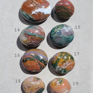 Pu&ograve; includere: Nove pietre ovali, lucidate, multicolori con motivi vari di marrone, verde, rosso e bianco. Le pietre sono numerate da 12 a 19.