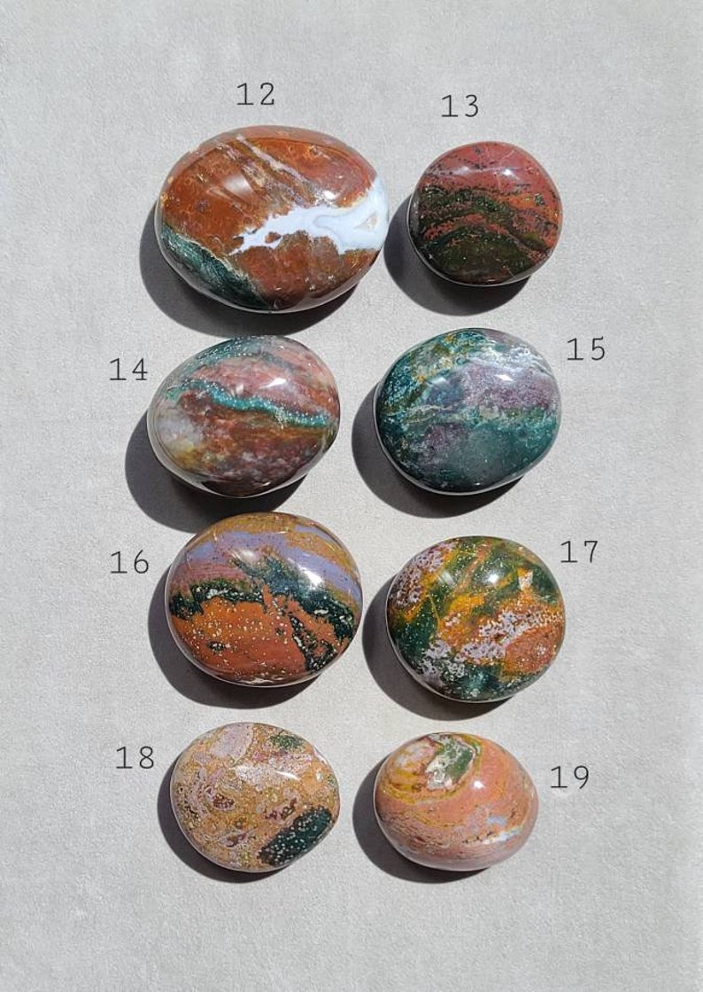 Pu&ograve; includere: Nove pietre ovali, lucidate, multicolori con motivi vari di marrone, verde, rosso e bianco. Le pietre sono numerate da 12 a 19.