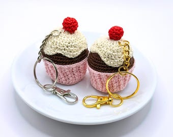 Llavero de cupcake de chocolate a crochet: dije para bolsa de postre hecho a mano