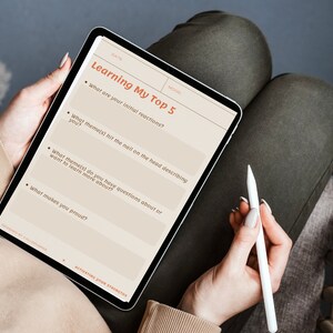 Puede incluir: Una tableta digital con fondo beige y el texto "Learning My Top 5" en naranja. La tableta enumera preguntas para ayudarte a aprender más sobre ti mismo.