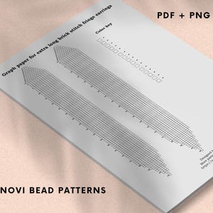 Puede incluir: Un papel gráfico blanco con un patrón de cuadrícula para pendientes de flecos de punto de ladrillo extra largos. El papel incluye una clave de color y el texto "PDF + PNG". La parte inferior del papel dice "NOVI BEAD PATTERNS".