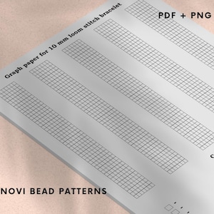 Puede incluir: Una hoja de papel gráfico blanco con un patrón de cuadrícula, diseñada para una pulsera de punto de telar de 10 mm. El texto "Graph paper for 10 mm loom stitch bracelet" está impreso en la parte superior. Las palabras "PDF + PNG" también son visibles. La parte inferior del papel dice "NOVI BEAD PATTERNS".