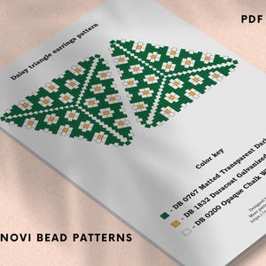 Peut inclure: Un patron PDF pour boucles d'oreilles triangle marguerite. Le motif présente deux triangles verts et blancs en forme de marguerite. La clé de couleurs répertorie les couleurs des perles : Vert foncé transparent mat, Or galvanisé Duracoat et Blanc craie opaque. Le texte "NOVI BEAD PATTERNS" est en bas.