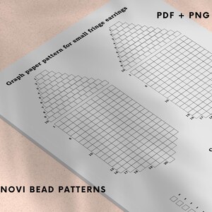 Peut inclure: Un motif de papier graphique blanc pour petites boucles d'oreilles à franges, avec un quadrillage et des rangées et colonnes numérotées. Le texte "Graph paper pattern for small fringe earrings" et "PDF + PNG" sont visibles. Le bas du papier indique "NOVI BEAD PATTERNS".