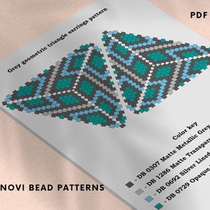 Puede incluir: Un patrón PDF para pendientes triangulares geométricos grises. El diseño presenta un patrón repetitivo en tonos grises, turquesa y azul. El texto "Grey geometric triangle earrings pattern" y "NOVI BEAD PATTERNS" es visible.
