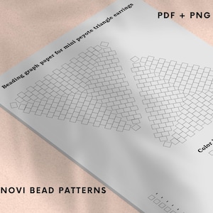 Può includere: Un foglio bianco con un motivo grafico di perline per orecchini triangolari peyote mini. Il foglio include il testo "Beading graph paper for mini peyote triangle earrings", "PDF + PNG", "Color key" e "NOVI BEAD PATTERNS".