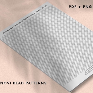 Op de afbeelding: Een grijs grafiekpapierpatroon voor brick stitch of peyote stitch kralenwerk. Het papier heeft een raster van kleine rechthoeken en de tekst "Graph paper pattern for brick stitch or peyote stitch" staat bovenaan. De woorden "PDF + PNG" zijn ook zichtbaar.