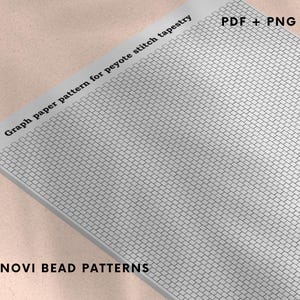 Może przedstawiać: Szary wzór na papierze milimetrowym do gobelinu ściegiem peyote. Papier ma siatkę małych kwadratów, widoczny jest tekst "PDF + PNG". Widoczne są również teksty "Graph paper pattern for peyote stitch tapestry" i "NOVI BEAD PATTERNS".