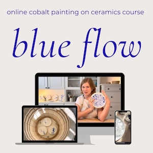 Puede incluir: Un monitor de ordenador, un portátil y un smartphone muestran un curso online de pintura al cobalto sobre cerámica. Las palabras "blue flow" están escritas en azul oscuro en cursiva. El monitor muestra a una mujer sosteniendo un plato de cerámica.