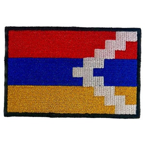 Puede incluir: Parche bordado con la bandera de Armenia. La bandera es roja, azul y naranja con un patrón blanco escalonado.