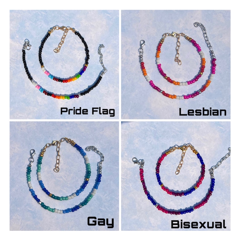 K&ouml;nnte beinhalten: Vier Armb&auml;nder mit Perlen und verstellbaren Ketten. Jedes Armband hat ein anderes Farbschema: Pride Flag, Lesbian, Gay und Bisexual. Die Armb&auml;nder werden auf einem hellblauen Hintergrund pr&auml;sentiert.