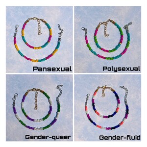 K&ouml;nnte beinhalten: Vier Armb&auml;nder mit Perlen in verschiedenen Farbmustern, die jeweils eine andere Identit&auml;t repr&auml;sentieren: Pansexuell, Polysexuell, Gender-queer und Gender-fluid. Jedes Armband hat einen goldfarbenen Verschluss und eine Verl&auml;ngerungskette. Text kennzeichnet jedes Armband.