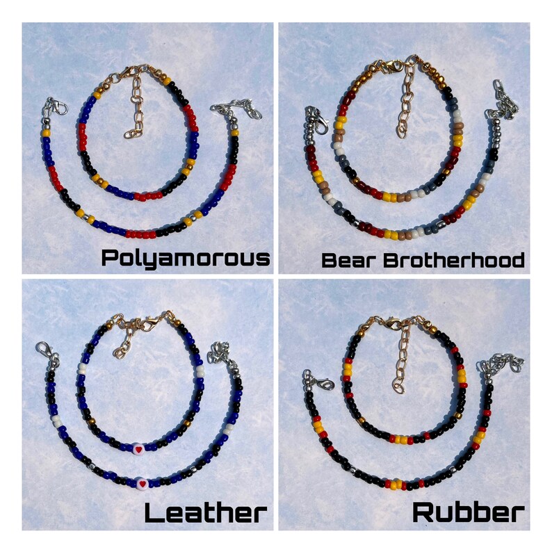K&ouml;nnte beinhalten: Vier Armb&auml;nder mit Perlen und verschiedenen Farbmustern sowie den Texten: "Polyamorous", "Bear Brotherhood", "Leather" und "Rubber". Jedes Armband hat eine goldfarbene Kette und einen Verschluss.