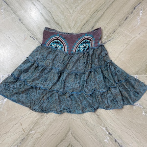 Puede incluir: Una taza de cerámica blanca con un asa negra y el texto "But first, coffee" en negro, con una fuente de estilo manuscrito. La taza está sobre una superficie blanca.