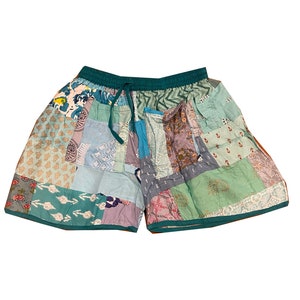 Könnte beinhalten: Tealfarbene Patchwork-Shorts aus verschiedenen Stoffen mit einer Vielzahl von floralen und geometrischen Mustern.