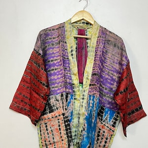 Può includere: Un set di tre tazze in ceramica con finitura opaca e macchiettata. Le tazze sono nei toni del crema, grigio chiaro e grigio scuro. Ogni tazza ha un design semplice e minimalista, perfetto per caffè o tè.