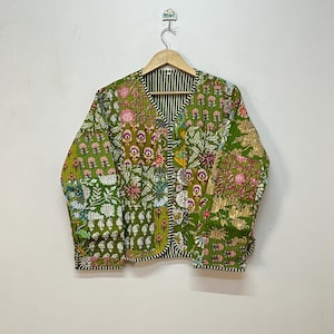 Pode incluir: Uma jaqueta acolchoada verde com estampa floral e fecho de botão. A jaqueta tem um decote em V e mangas compridas.