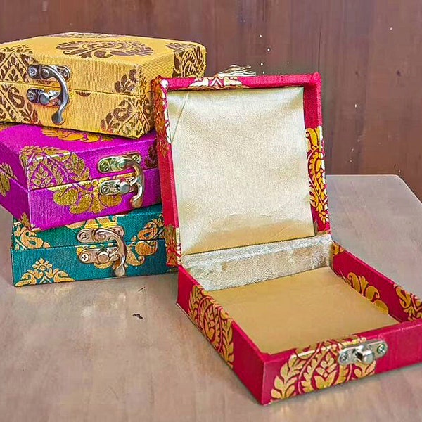 Lotto di 100 scatole per dolci con stampa di foglie indiane fatte a mano, scatola da damigella d'onore indiana, portagioielli, scatole Shagun, bomboniere, regalo di ritorno per gli ospiti