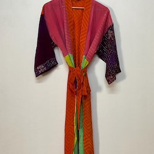 Boho lapptäcke i sidenkimono, lång festivaljacka, återvunnen vintage streetwear-morgonrock, lätt bikiniöverdrag, bärbar konst
